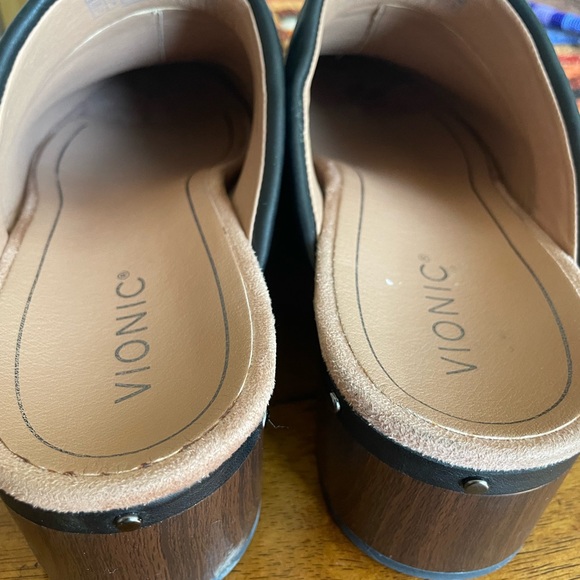 Vionic clogs - Picture 3 of 5